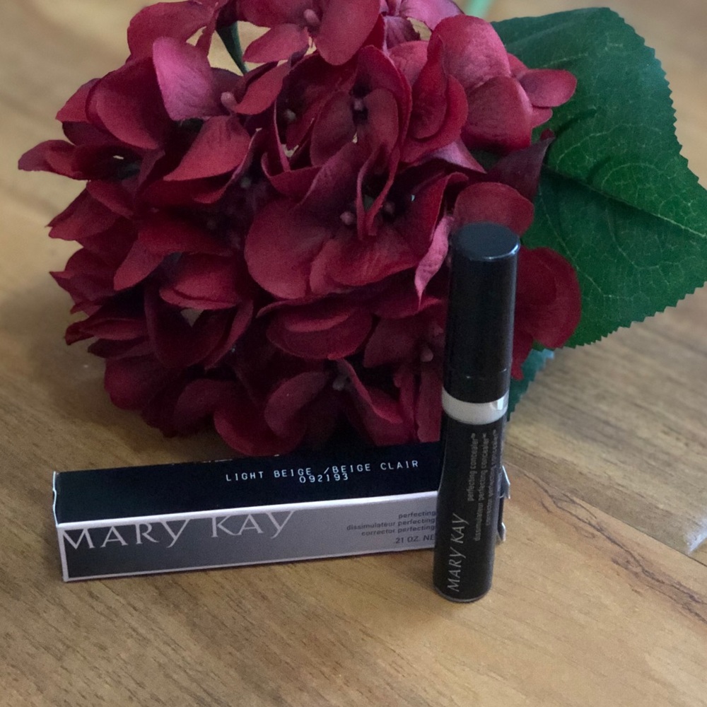 Mary Kay Perfecting concealer in Light beige